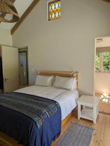 Postel nebo postele na pokoji v ubytování Thornybush, River Cottage