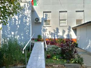 ein Haus mit einer Rampe vor einem Gebäude in der Unterkunft Пансион Роди in Silistra + 11 Fotos