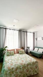 une chambre avec un grand lit et un canapé dans l'établissement Pensión Alicante Bergez, à Alicante