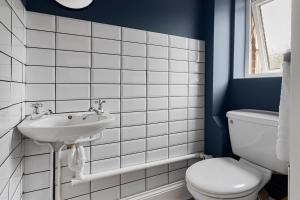 エクセターにあるQuayside Havenの洗面台とトイレ付きのバスルーム +43枚の写真
