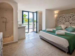 a bedroom with a bed and a bathroom with a tub at Villa moderne 6 CH pour 12 avec piscine privée, clim et parking aux Issambres - FR-1-768-24 in Les Issambres