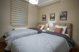 Postel nebo postele na pokoji v ubytování Cukurcuma 2br Apt Stylish Interior