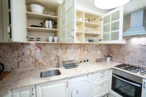 Kuchyň nebo kuchyňský kout v ubytování Cukurcuma 2br Apt Stylish Interior