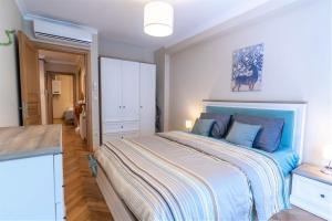 Postel nebo postele na pokoji v ubytování Cukurcuma 2br Apt Stylish Interior