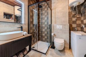 Kúpeľňa v ubytovaní Stone Holiday house Zara with jacuzzi + 34 fotografií