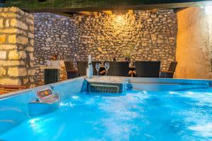 Bazén v ubytovaní Stone Holiday house Zara with jacuzzi alebo v jeho blízkosti