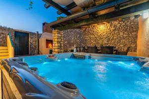 Bazén v ubytovaní Stone Holiday house Zara with jacuzzi alebo v jeho blízkosti