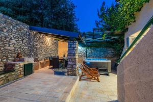 Patio alebo iná vonkajšia časť ubytovania Stone Holiday house Zara with jacuzzi