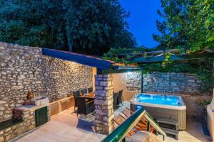 Bazén v ubytovaní Stone Holiday house Zara with jacuzzi alebo v jeho blízkosti