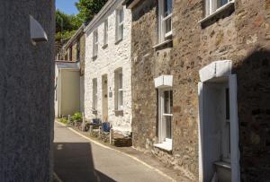 an alley in an old stone building at Oriel Cottage in St. Agnes