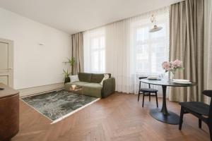 un salon avec un canapé et une table dans l'établissement Stylowy Apartament przy Rynku Głównym we Wrocławiu by Rent like home, à Wrocław 22 autres photos
