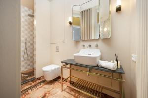 une salle de bain avec un lavabo et des toilettes dans l'établissement Stylowy Apartament przy Rynku Głównym we Wrocławiu by Rent like home, à Wrocław