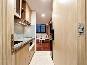 Kuchyň nebo kuchyňský kout v ubytování HOD Apartment Tan Dinh