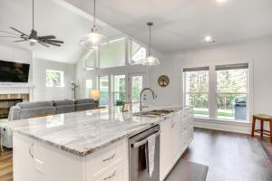 Η κουζίνα ή μικρή κουζίνα στο Lakefront McCormick Retreat with Patio and Views