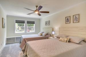 Ένα ή περισσότερα κρεβάτια σε δωμάτιο στο Lakefront McCormick Retreat with Patio and Views +28 φωτογραφίες