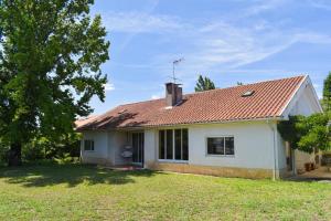 a small white house with a red roof at R3 Service Quinta do Outeiro in Mogofores