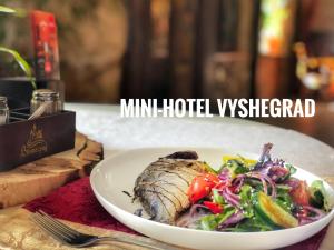Un plato de comida con carne y verduras en una mesa. en Отель Вышеград, en Vyshgorod 11 fotos más