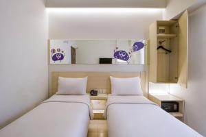 Postel nebo postele na pokoji v ubytování Cleo Hotel Tunjungan + 7 fotografií