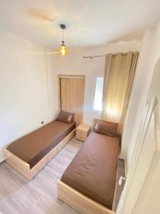 Un dormitorio con dos camas en una habitación. en طريق صفرو قرب المستشفى الجامعي و قرب مستشفي أكديطال, en Fez
