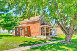 Κήπος έξω από το Historic Wabasha Home with Patio in Downtown!