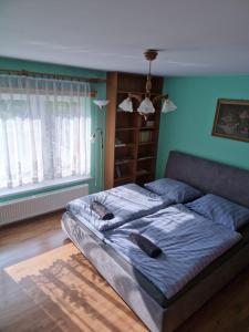 Ένα ή περισσότερα κρεβάτια σε δωμάτιο στο Apartament Wakacyjny JM