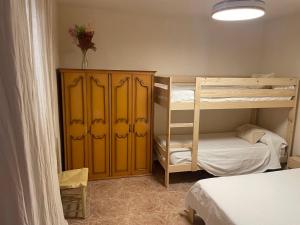 Un dormitorio con dos literas y una cómoda. en Casa Juana Cehegín, en Cehegín 39 fotos más