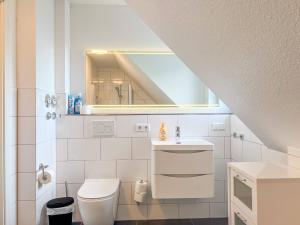 a bathroom with a toilet and a sink and a mirror at T&K Apartments - Mettmann - Schöne 5 Zimmer Maisonette - 20min Messe Fair DUS in Mettmann +21 photos