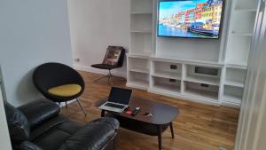 Μια τηλεόραση ή/και κέντρο ψυχαγωγίας στο Cheerful 4 bedroom