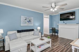 Et tv og/eller underholdning på Capes Cottage - 1BR Near USC