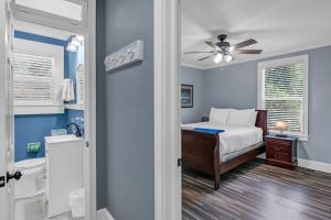 En eller flere senge i et værelse på Capes Cottage - 1BR Near USC