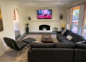 TV i/ili multimedijalni sistem u objektu Warm and Spacious 5BR Home w WIFI and Multiple Parking - Hosted by Canstay