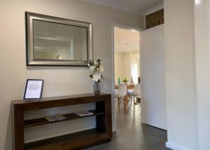 TV i/ili multimedijalni sistem u objektu Warm and Spacious 5BR Home w WIFI and Multiple Parking - Hosted by Canstay