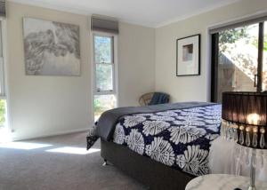 Krevet ili kreveti u jedinici u okviru objekta Warm and Spacious 5BR Home w WIFI and Multiple Parking - Hosted by Canstay