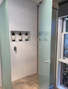Fotografija u galeriji objekta Warm and Spacious 5BR Home w WIFI and Multiple Parking - Hosted by Canstay u gradu Weetangerra