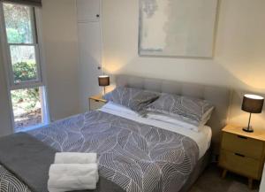Krevet ili kreveti u jedinici u okviru objekta Warm and Spacious 5BR Home w WIFI and Multiple Parking - Hosted by Canstay