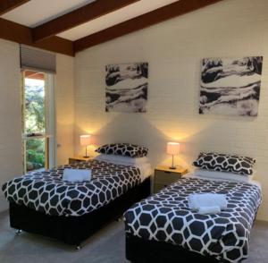 Postel nebo postele na pokoji v ubytování Warm and Spacious 5BR Home w WIFI and Multiple Parking - Hosted by Canstay