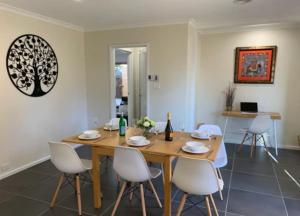 Fotografija u galeriji objekta Warm and Spacious 5BR Home w WIFI and Multiple Parking - Hosted by Canstay u gradu Weetangerra