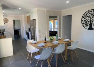 Posezení v ubytování Warm and Spacious 5BR Home w WIFI and Multiple Parking - Hosted by Canstay