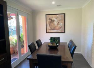 Prostor za sedenje u objektu Warm and Spacious 5BR Home w WIFI and Multiple Parking - Hosted by Canstay