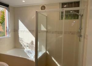 Kupatilo u objektu Warm and Spacious 5BR Home w WIFI and Multiple Parking - Hosted by Canstay