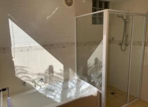 Kupatilo u objektu Warm and Spacious 5BR Home w WIFI and Multiple Parking - Hosted by Canstay