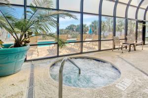 Πισίνα στο ή κοντά στο Steps to the Beach, Ocean Views, King Bed, Pool