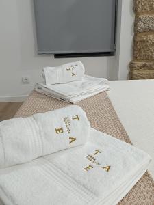two white towels sitting on top of a bed at Vilar Rural Houses - Casa dos Avós in Tangil