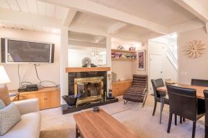 サンバレーにあるDollar Meadows Condo 1376の暖炉とテーブルのあるリビングルーム