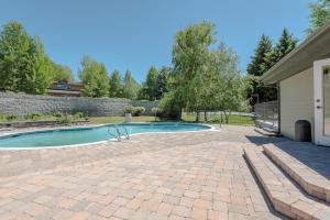 una piscina en un patio al lado de una casa en Ranch Condo 3538, en Elkhorn Village