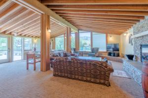 Una sala de estar con un sofá y una chimenea. en Ranch Condo 3538, en Elkhorn Village