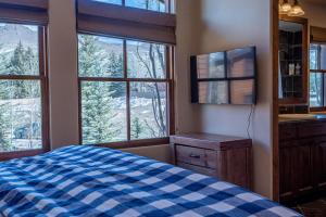 Postel nebo postele na pokoji v ubytování Skiview Townhome 1B