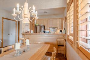 Dapur atau dapur kecil di Wildflower Condo 607