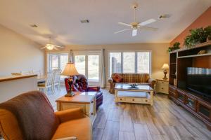 Una sala de estar con un sofá y un televisor. en Lake Balboa Access Home with Dock and Yard, en Hot Springs Village
