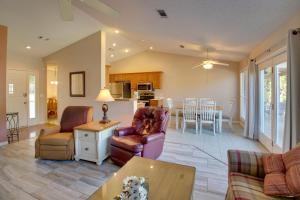 Una sala de estar con dos sillas y una mesa. en Lake Balboa Access Home with Dock and Yard, en Hot Springs Village